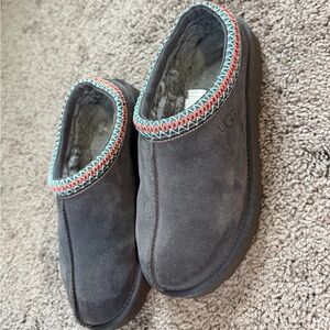 UGG Tasman II dark gray with Vibrant Trim women’s size 9